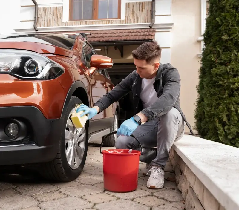 Lavage auto à domicile Perriers-sur-Andelle : professionnel intervenant sur un véhicule